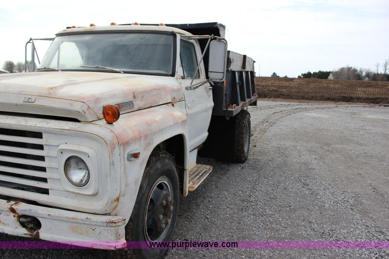 image for item J2269 1972 Ford 600 dump truck