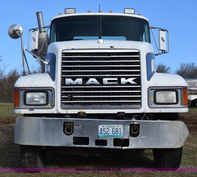 image for item K2348 1997 Mack CH613 semi truck