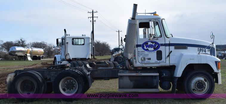 image for item K2348 1997 Mack CH613 semi truck