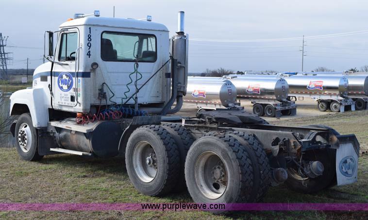 image for item K2348 1997 Mack CH613 semi truck