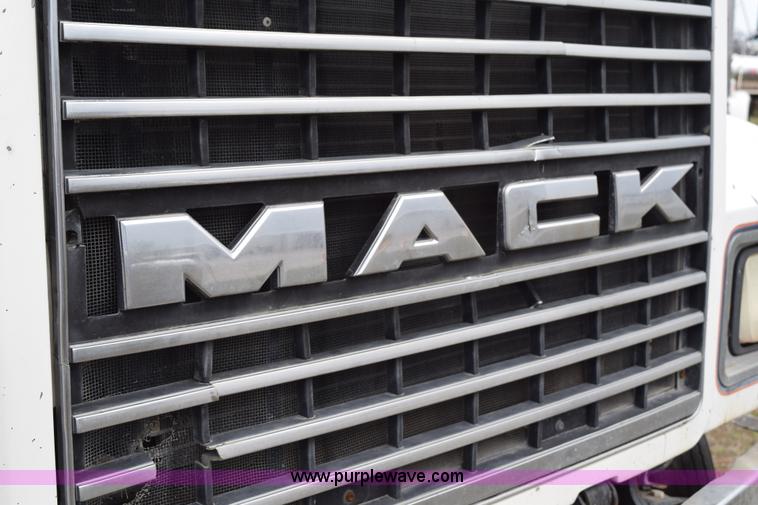 image for item K2348 1997 Mack CH613 semi truck