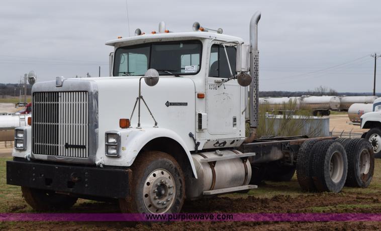 image for item K2349 1996 International 9300 semi truck
