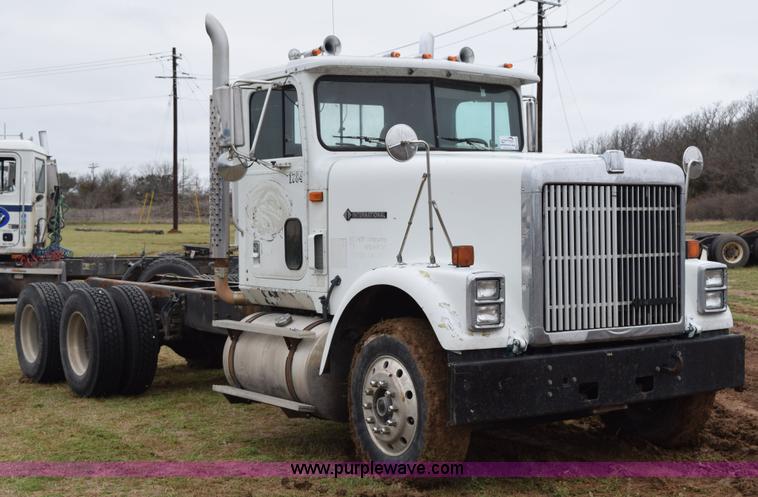 image for item K2349 1996 International 9300 semi truck