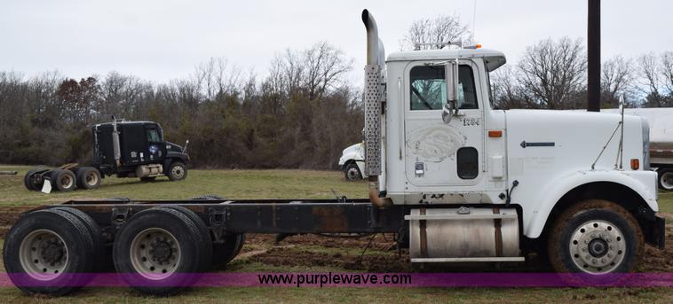 image for item K2349 1996 International 9300 semi truck