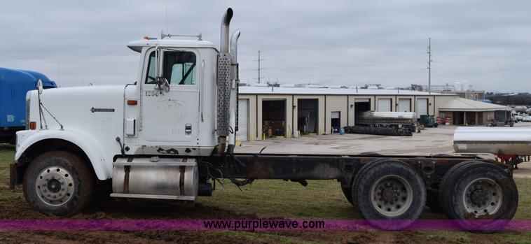 image for item K2349 1996 International 9300 semi truck