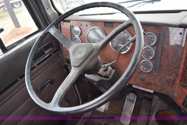 image for item K2349 1996 International 9300 semi truck