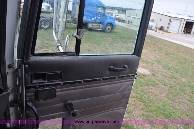 image for item K2349 1996 International 9300 semi truck