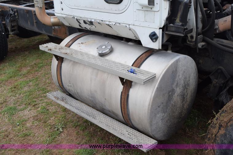 image for item K2349 1996 International 9300 semi truck