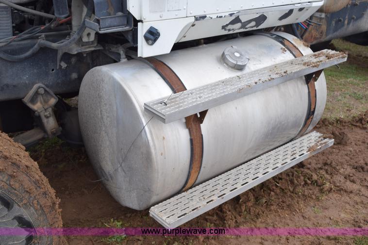 image for item K2349 1996 International 9300 semi truck