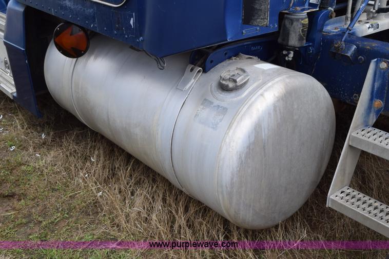 image for item K2350 1999 Peterbilt 377 semi truck