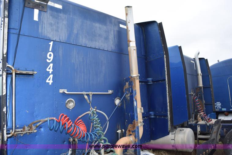 image for item K2350 1999 Peterbilt 377 semi truck