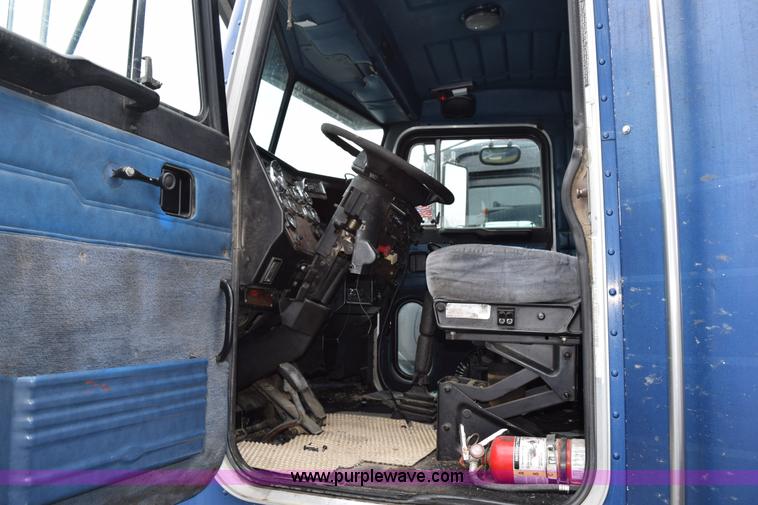 image for item K2351 1998 Peterbilt 377 semi truck