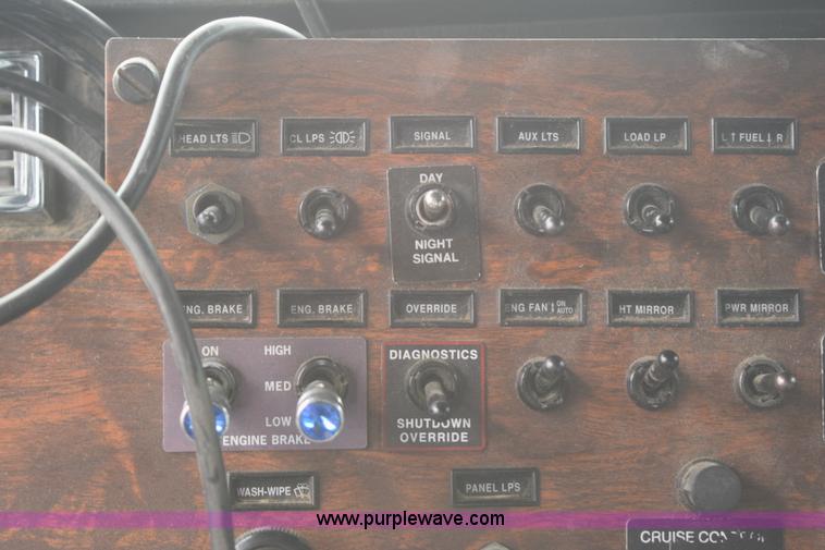 image for item K2351 1998 Peterbilt 377 semi truck