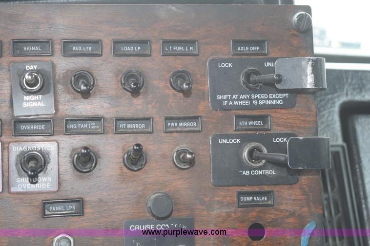 image for item K2351 1998 Peterbilt 377 semi truck