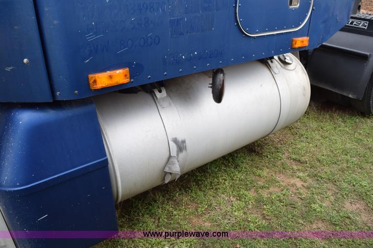 image for item K2351 1998 Peterbilt 377 semi truck