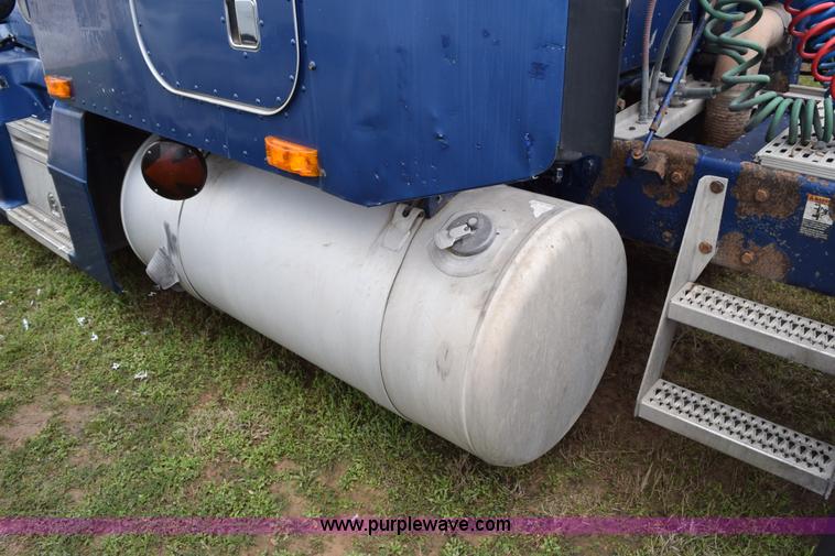 image for item K2351 1998 Peterbilt 377 semi truck