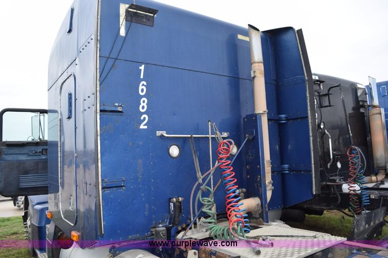 image for item K2351 1998 Peterbilt 377 semi truck