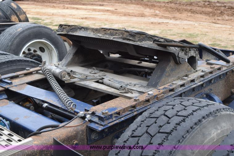 image for item K2351 1998 Peterbilt 377 semi truck