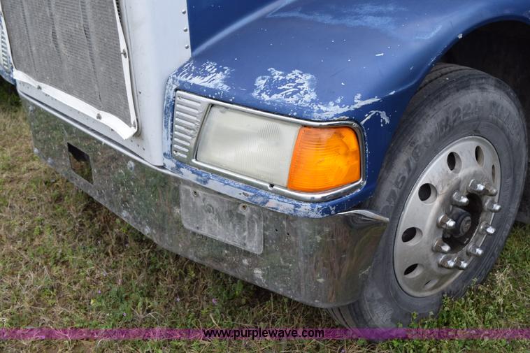 image for item K2351 1998 Peterbilt 377 semi truck