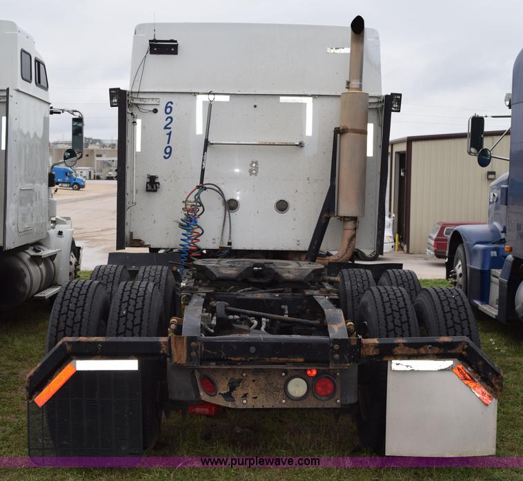 image for item K2352 2005 International 9400 semi truck