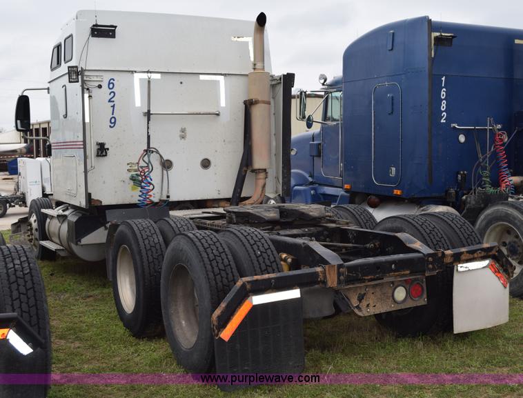 image for item K2352 2005 International 9400 semi truck