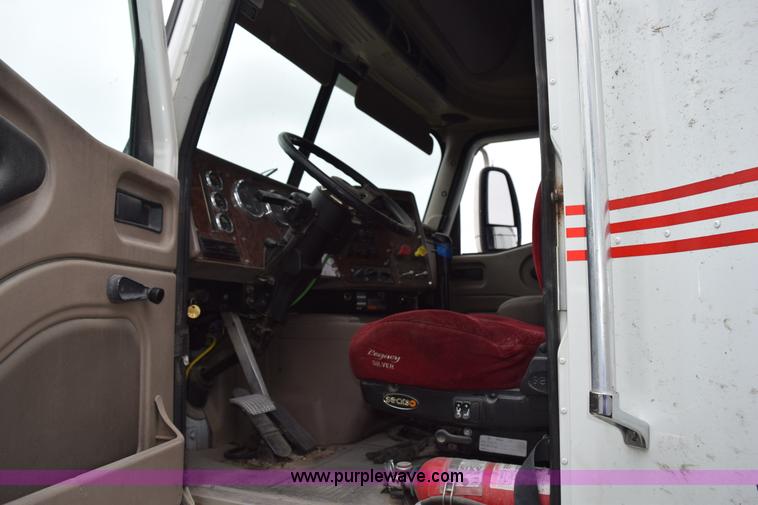 image for item K2352 2005 International 9400 semi truck