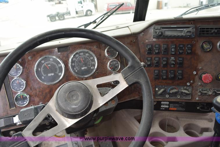 image for item K2352 2005 International 9400 semi truck