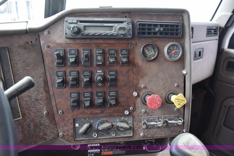 image for item K2352 2005 International 9400 semi truck