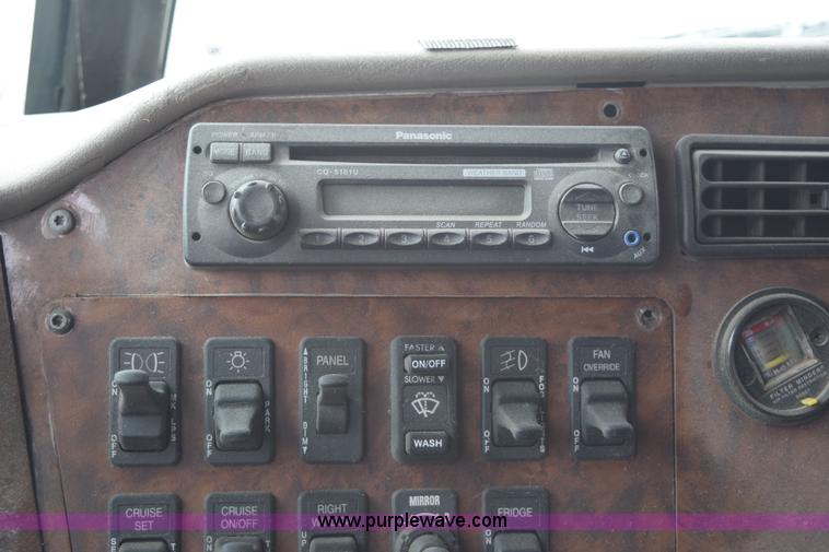 image for item K2352 2005 International 9400 semi truck