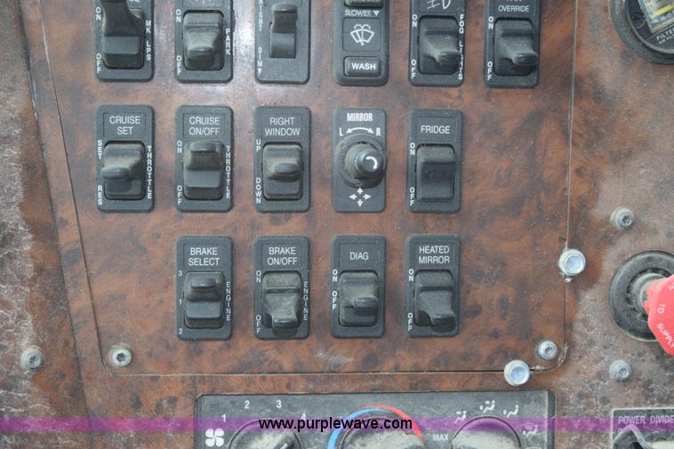 image for item K2352 2005 International 9400 semi truck