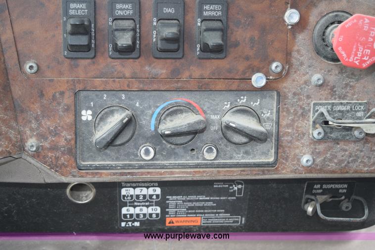 image for item K2352 2005 International 9400 semi truck