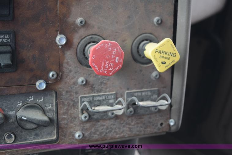 image for item K2352 2005 International 9400 semi truck