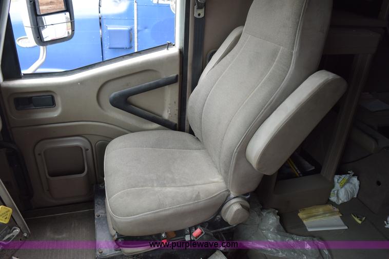 image for item K2352 2005 International 9400 semi truck