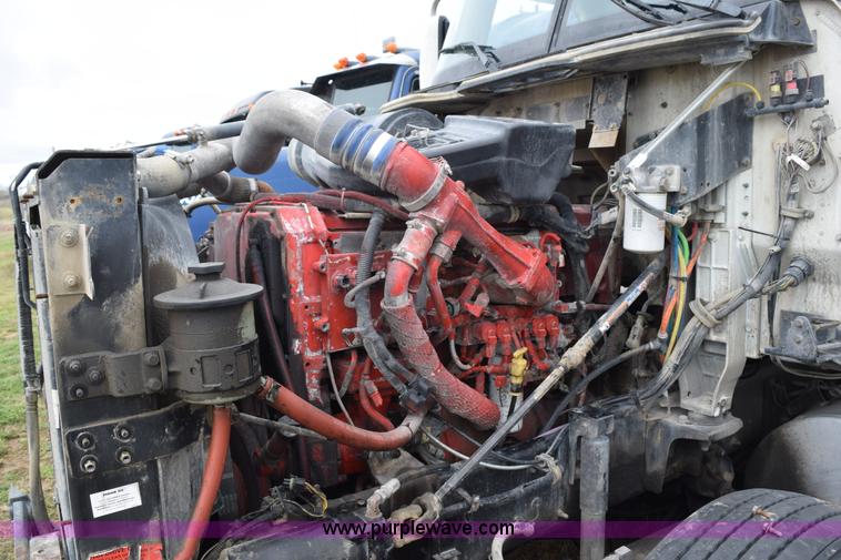 image for item K2352 2005 International 9400 semi truck