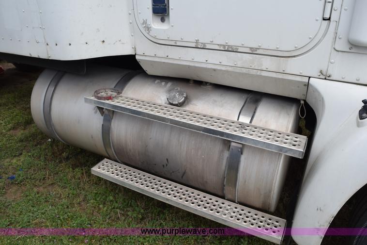 image for item K2352 2005 International 9400 semi truck