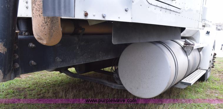 image for item K2352 2005 International 9400 semi truck