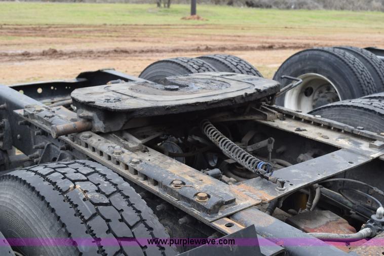 image for item K2352 2005 International 9400 semi truck