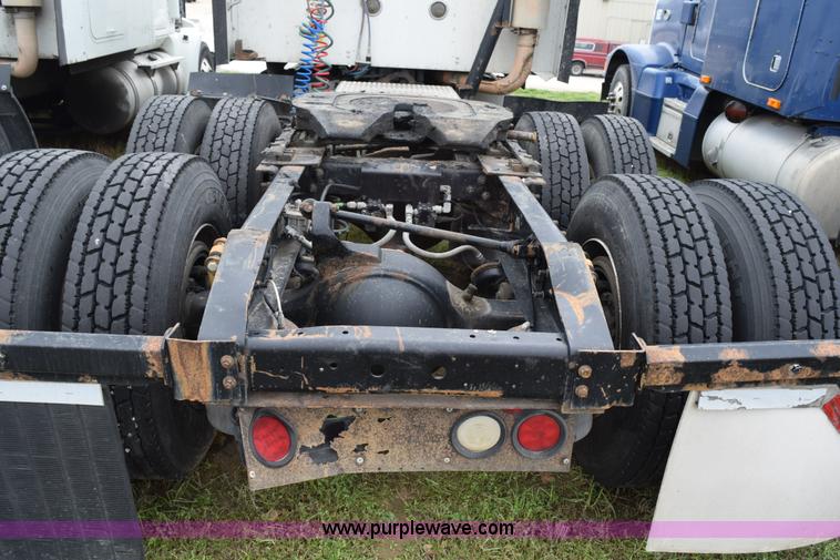 image for item K2352 2005 International 9400 semi truck