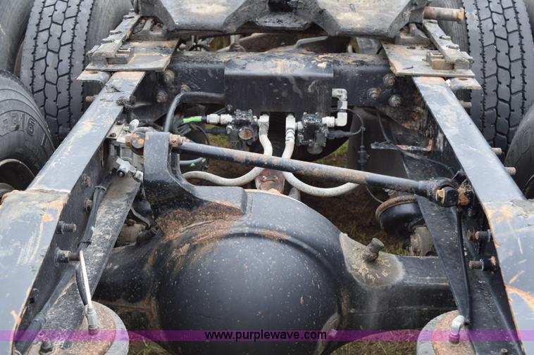 image for item K2352 2005 International 9400 semi truck