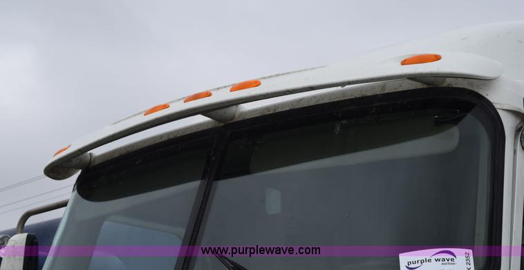 image for item K2352 2005 International 9400 semi truck