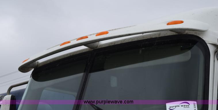 image for item K2352 2005 International 9400 semi truck