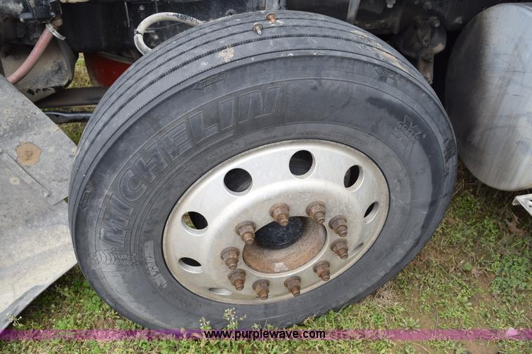 image for item K2352 2005 International 9400 semi truck