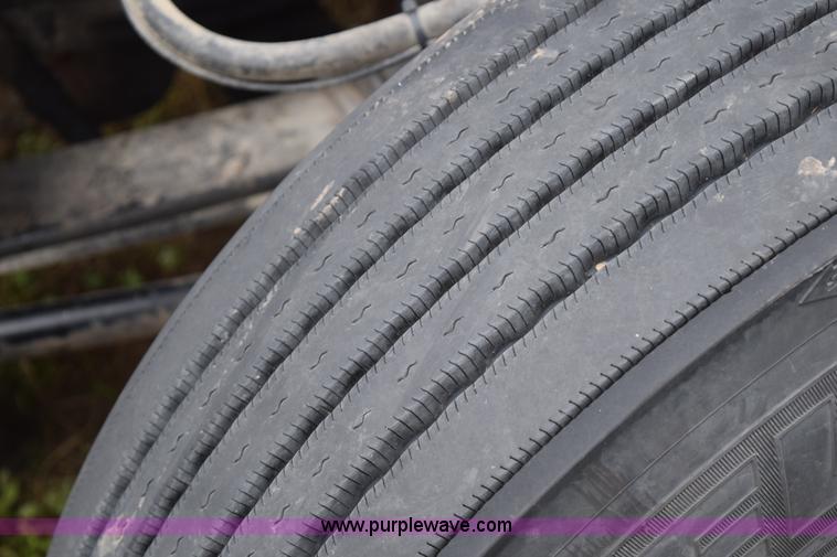 image for item K2352 2005 International 9400 semi truck