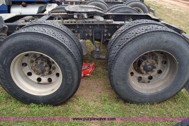 image for item K2352 2005 International 9400 semi truck