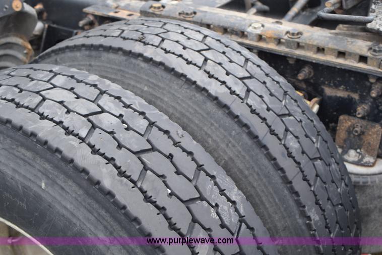 image for item K2352 2005 International 9400 semi truck