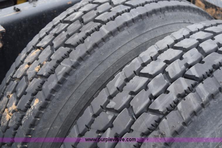 image for item K2352 2005 International 9400 semi truck