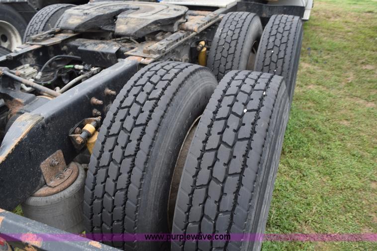 image for item K2352 2005 International 9400 semi truck