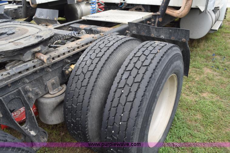 image for item K2352 2005 International 9400 semi truck