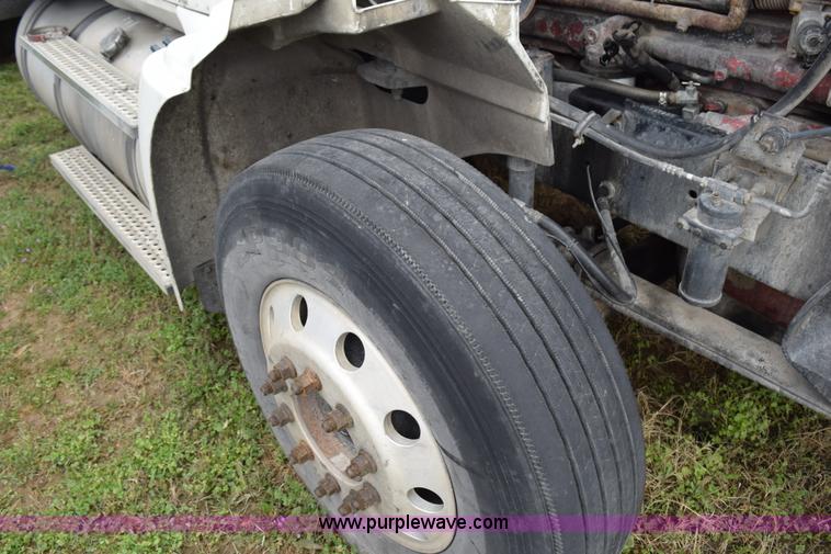 image for item K2352 2005 International 9400 semi truck