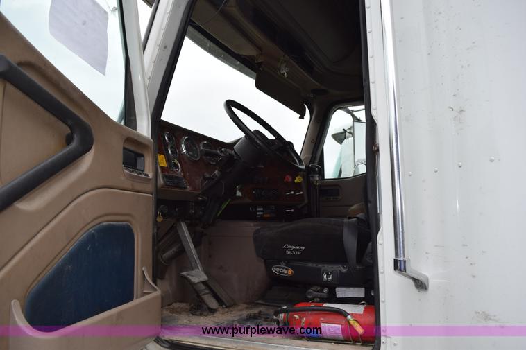 image for item K2353 2007 International 9400 semi truck